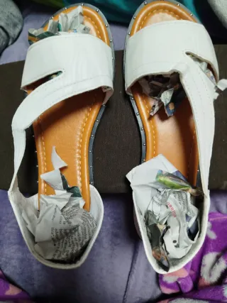 Sandalias planas blancas y marrones