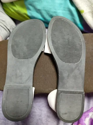 Sandalias planas blancas y marrones