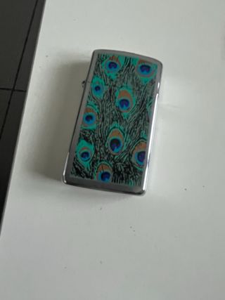 Zippo con diseño de plumas de pavo real