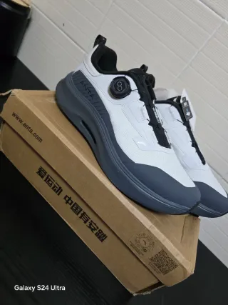 Zapatillas Anta grises y blancas