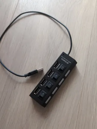 Hub USB 2.0 a 4 porte con interruttori