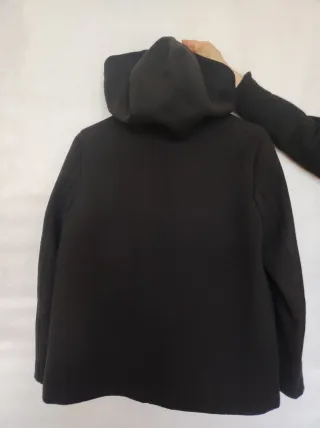 Abrigo negro con capucha y botones dorados