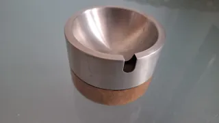 Cenicero Oslo. Andre Ricard. Madera y metal