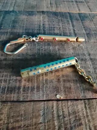 Lote 2 Llaveros Vintage: Silbato y Mini Bolígrafo