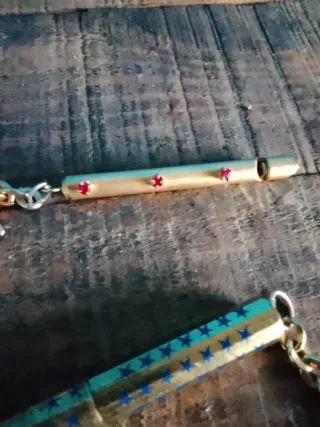 Lote 2 Llaveros Vintage: Silbato y Mini Bolígrafo