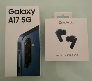 Samsung Galaxy A17 5G y Moto buds BASS