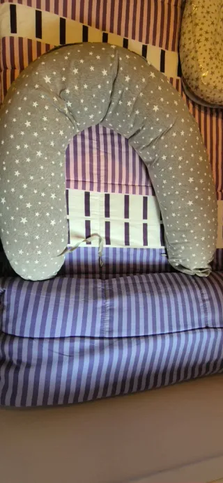 Almohada de lactancia estrellas grises