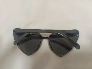 Occhiali neri a forma di cuore