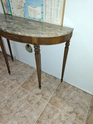 Mesa auxiliar de mármol y madera