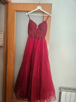 Vestido de fiesta rojo con pedrería