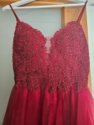 Vestido de fiesta rojo con pedrería
