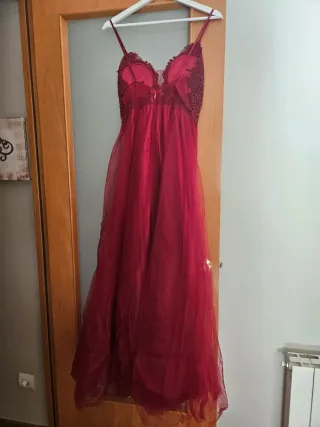 Vestido de fiesta rojo con pedrería