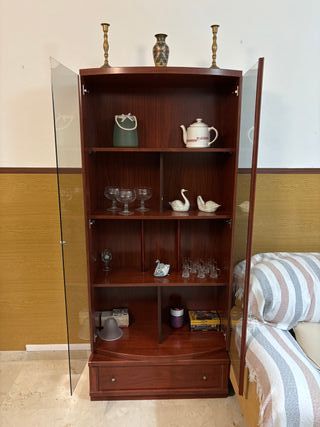 Vitrina de madera y cristal