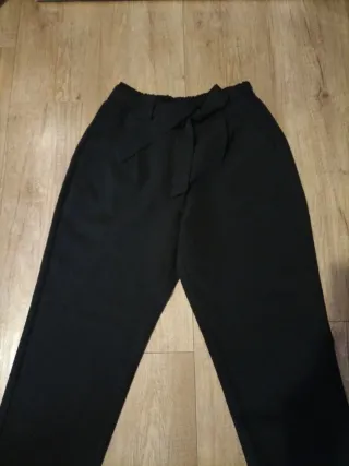 Pantalones negros con cinturón