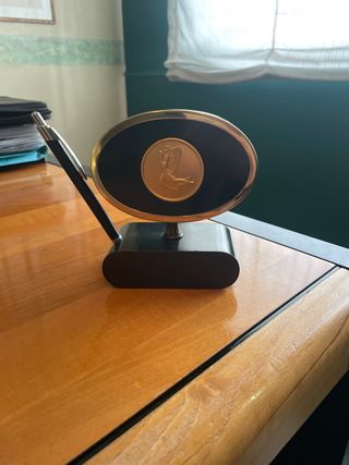 Portapenne da scrivania ovale con stemma.