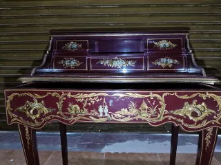 Mueble de entrada con detalles dorados