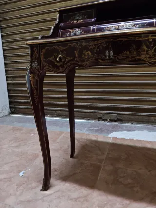 Mueble de entrada con detalles dorados