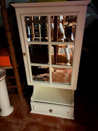 Armario de pared de madera y cristal