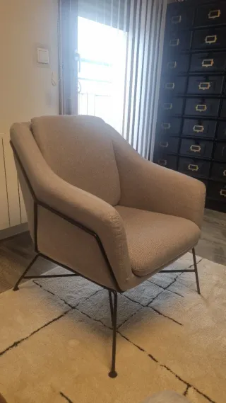 Butaca Brida Kave Home gris con patas acero negro.