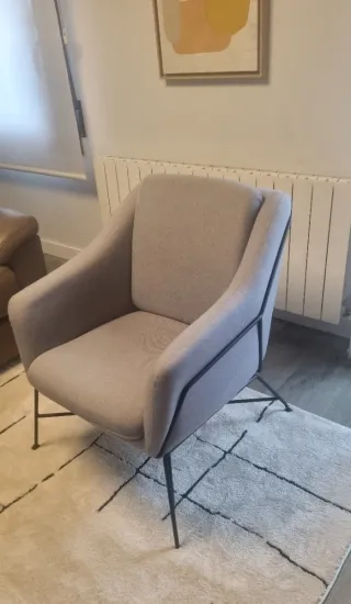 Butaca Brida Kave Home gris con patas acero negro.