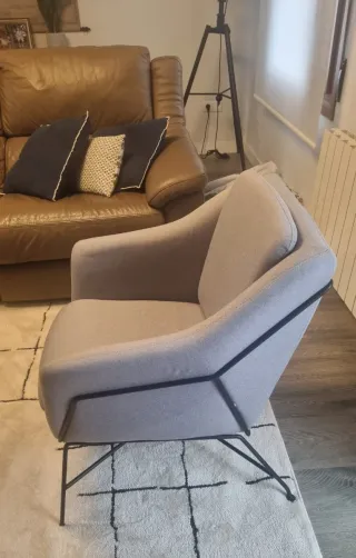 Butaca Brida Kave Home gris con patas acero negro.