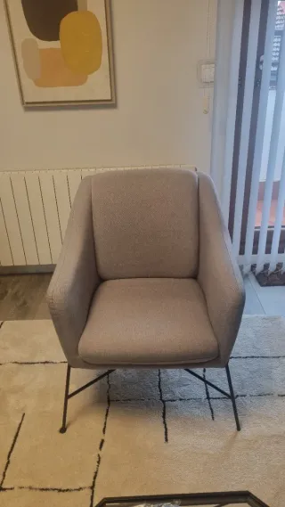 Butaca Brida Kave Home gris con patas acero negro.