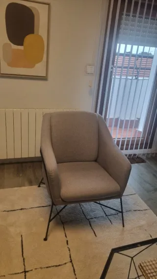 Butaca Brida Kave Home gris con patas acero negro.