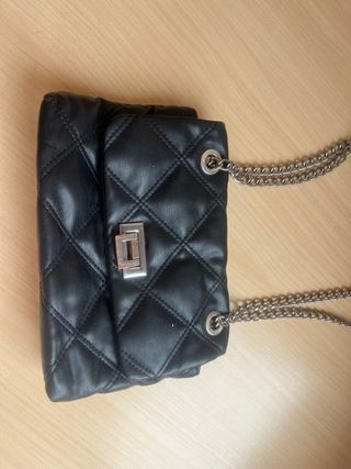 Bolso negro acolchado con cadena