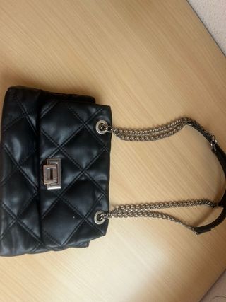 Bolso negro acolchado con cadena