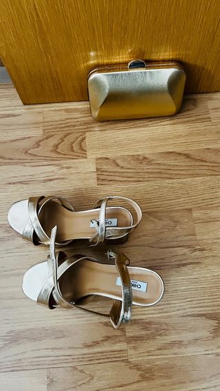 Zapatos de tacón dorados para fiesta