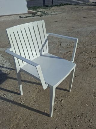 Silla de plástico blanca moderna