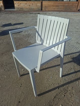 Silla de plástico blanca moderna
