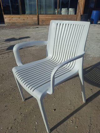 Silla de plástico blanca moderna