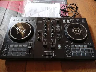 Controlador DJ Pioneer DDJ-400 con licencia
