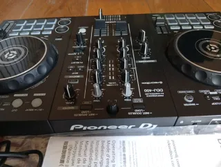 Controlador DJ Pioneer DDJ-400 con licencia