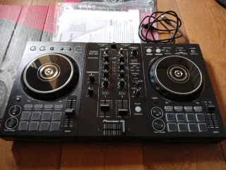 Controlador DJ Pioneer DDJ-400 con licencia
