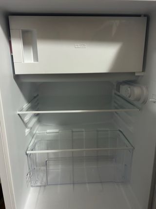 Nevera compacta con congelador .