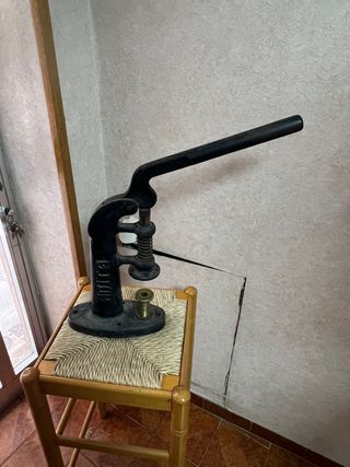 Máquina antigua para forrar botones de hierro