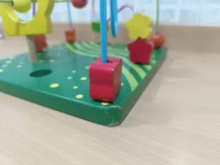 Laberinto didáctico de madera.