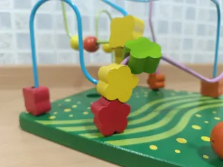 Laberinto didáctico de madera.