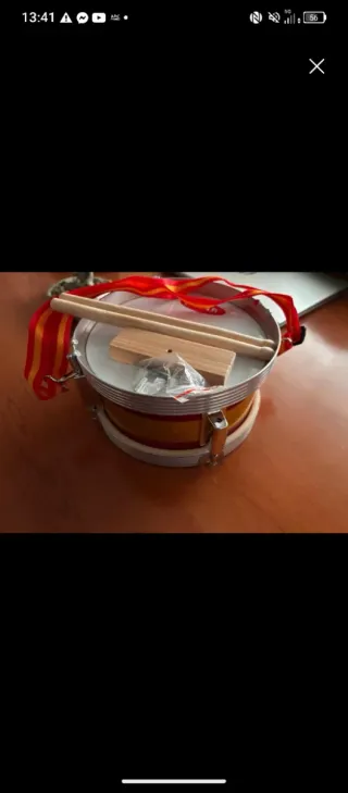 Tambor infantil con baquetas y correa