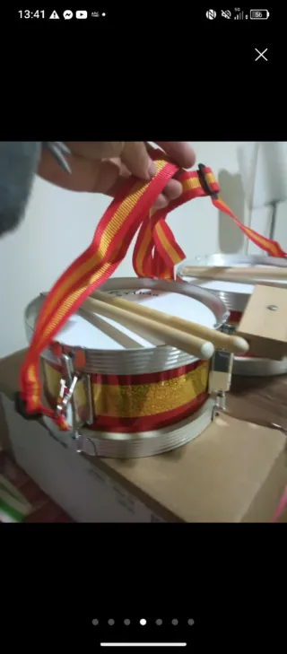 Tambor infantil con baquetas y correa
