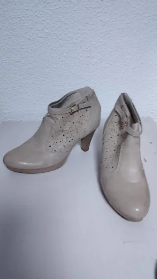 Botines beige con perforaciones