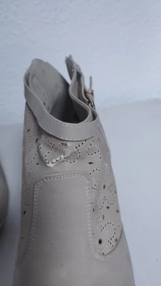 Botines beige con perforaciones