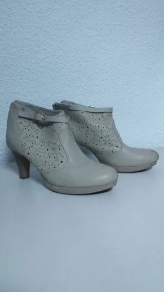 Botines beige con perforaciones