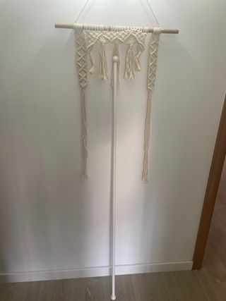 Cortina de macramé con barra de madera