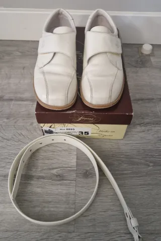 Zapatos yowas Comunión Niño Talla 35 y correa.