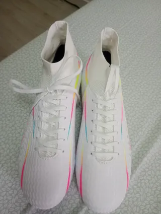 Zapatillas de fútbol con tacos multicolor