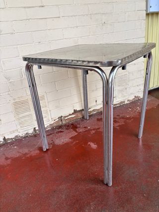 Mesa de terraza metálica