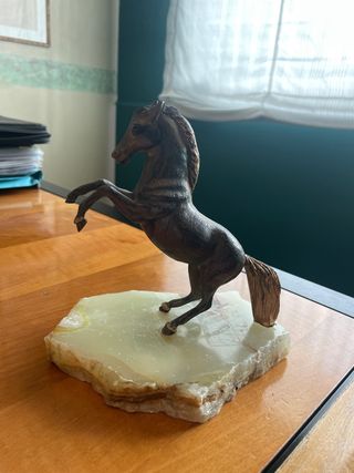 Statua cavallo su base in onice